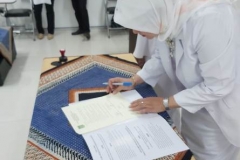 Penandatangan Naskah janji mahasiswa oleh DEKAN FIKES (Dr. Retno Widowati, M.Si.)