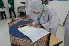 Penandatangan Naskah janji mahasiswa oleh Ketua Program Studi Pendidikan Profesi Ners (Ns Andi Mayasari Usman, S.Kep., M.Kep.)