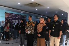 Menyanyikan Lagu Indonesia Raya dan Mars Universitas Nasional  di Ruang Seminar Selasar Blok I lt.3, pada (08/09)