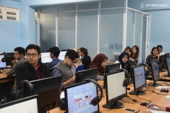 Para mahasiswa dan para dosen saat mengikuti pelatihan dasar web dasar dan media sosial.