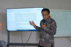 Chair of IEEE Computational Intelligence Society (CIS), Indonesia Chapter, Prof. Ir. Teddy Mantoro, MSc., Ph.D., SMIEEE. sedang mempresentasikan materinya dalam kegiatan Penyusunan Roadmap Penelitian Dosen, Program Studi, dan Fakultas FTKI Unas, di Exhibition Room, Rabu (14/06)