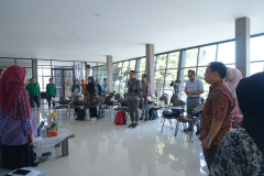 Menyanyikan lagu Indonesia Raya, Mars Unas, dan Mars FTKI dalam pembukaan kegiatan Penyusunan Roadmap Penelitian Dosen, Program Studi, dan Fakultas FTKI Unas, di Exhibition Room, Rabu (14/06)