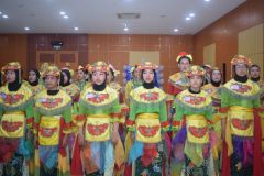 Seluruh Peserta Lomba Tari Kreasi SCOPA 2023 Berdiri Menyanyikan Lagu Indonesia Raya