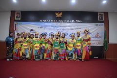Pembagian Cinderamata Kepada Tim Ganjen dan Tim Menor dari SMPN 101 Jakarta