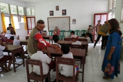 salah satu relawan, Wakil Direktur UNAS Drs. Firdaus Syam, M.A., Ph.D. sedang memberikan trauma healing kepada korban bencana