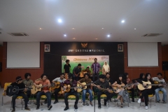 penampilan dari enam belas gitaris dari Fakultas Sastra dalam acara Oktoberan