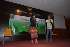 penampilan dari mahasiswa mahasiswi program studi Sastra Indonesia yaitu pembacaan puisi