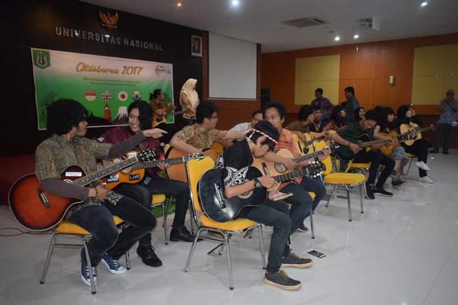 enam belas gitaris dalam acara Oktoberan saat membawakan lagu Indonesia Pusaka dan Bangun Pemudi Pemuda
