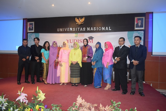 Foto bersama calon wisudawan dan wisudawati program studi Sosiologi dalam kegiatan Yudisium FISIP