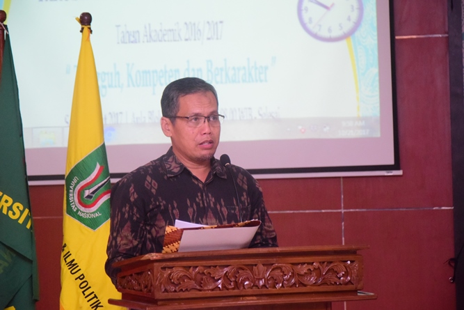 Wakil Dekan Bidang Kemahasiswaan Dr. Aris Munandar saat memberikan laporan kelulusan dalam acara Yudisium FISIP