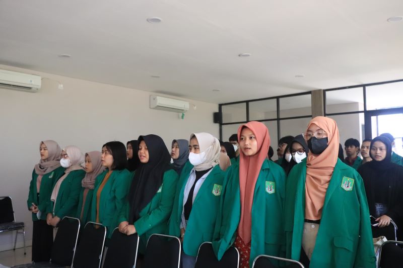 Mahasiswa baru sedang menyanyikan lagu Indonesia Raya dan Mars Universitas Nasional di Exhibition Room, Senin (25/09)