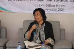 Naning Pranoto, S.S., B.A., M.A selaku Moderator  pada kegiatan Kuliah Umum FBS dan Yayasan Raya Kultura di Exhibition Room, Senin (25/09)
