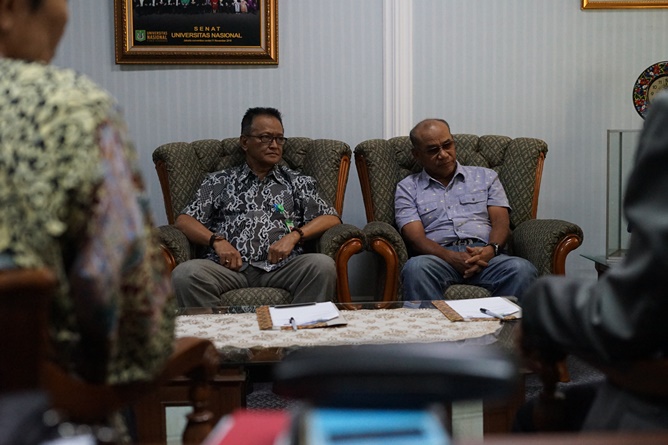 (Kiri-kanan) Direktur Akparnas Eddy Guridno S.E., M.Si.M. dan Rektor Universitas Nasional Dr.Drs. El Amry Bermawi Putera, M.A