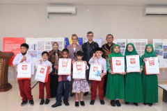 Foto bersama dengan anak-anak yang berpartisipasi dalam acara Peace Exhibition, Rabu, 12 Oktober 2022 di Gedung Seminar Lt. 2 Unas