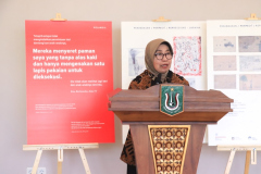 Wakil Rektor Unas Bidang PPMK Prof. Dr. Ernawati Sinaga, M.S., Apt. memberikan sambutan dalam pembukaan Peace Exhibition, Rabu, 12 Oktober 2022 di Gedung Seminar Lt. 2