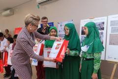 Duta Besar Polandia untuk Indonesia Beata Stoczynska memberikan hadiah kepada pemenang gambar dalam pameran perdamaian pada Rabu, (12/10) di gedung seminar Lt.2 Universitas Nasional