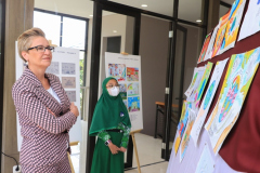 Duta Besar Polandia untuk Indonesia Beata Stoczynska saat melihat gambar dari anak-anak dalam acara Peace Exhibition, Rabu, 12 Oktober 2022 di Gedung Seminar Lt. 2 Unas
