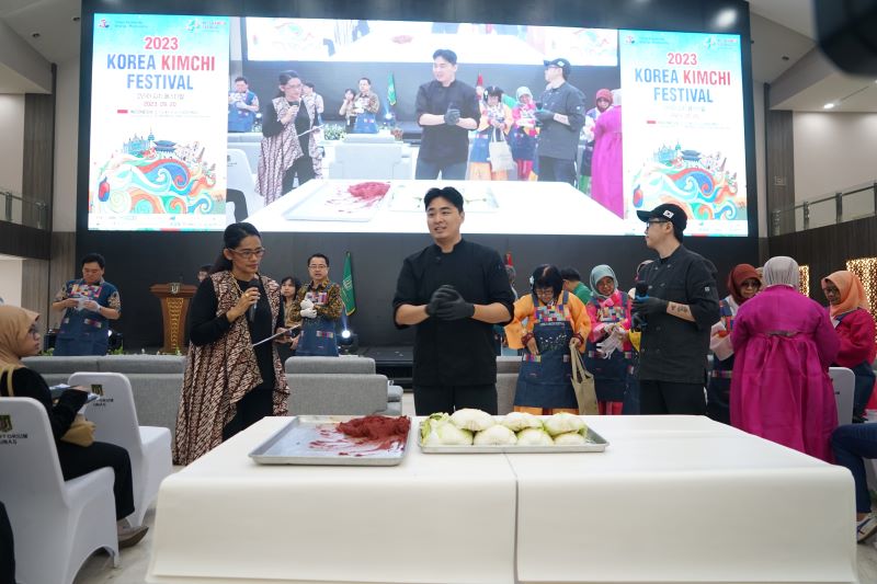 Pembuatan Kimchi Dipandu oleh Chef dari Korea Park Seung Chan di Gedung Auditorium, Rabu (20/9)