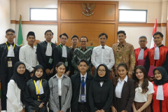Para peserta delegasi dan juri sedang foto bersama dalam acara Kompetisi Peradilan Semu Tingkat Internal Fakultas Hukum Universitas Nasional, di Pengadilan Agama Jakarta Selatan, Jumat, 18 Agustus 2023