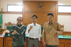 Para juri sedang foto bersama dalam acara Kompetisi Peradilan Semu Tingkat Internal Fakultas Hukum Universitas Nasional, di Pengadilan Agama Jakarta Selatan, Jumat, 18 Agustus 2023