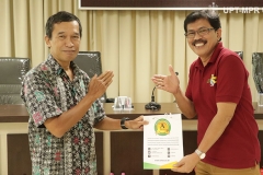 Dekan	Fakultas Biologi Dr. Tatang Mitra Setia, M.Si (Kiri) memberikan cinderamata kepada moderator Bambang (kanan) pada Ruang Diskusi dengan tema “Virologi dan Epidemiologi Covid-19” pada Sabtu (7/3) di Menara UNAS lantai 3, Ragunan.