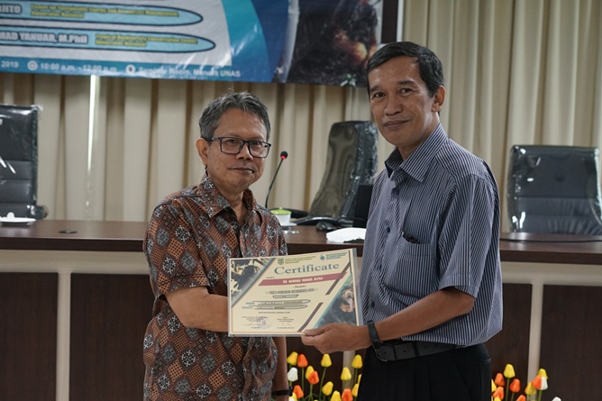 Pemberian sertifikat kepada Discussant Dr. Ahmad Yanuar M.Phil., (Tropical Biodiversity Conservation Center, Universitas Nasional) yang diberikan langsung oleh Ketua Program Studi Magister Biologi Dr. Tatang Mitra Setia, M.Si. (kanan)
