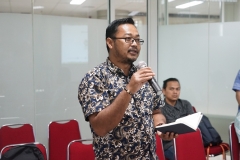 Peserta memberikan pertanyaan kepada narasumber pada acara The Public Lecture on “Borneo Mammals” di Ruang Seminar lantai 3 menara 1 UNAS, Senin (16/9)