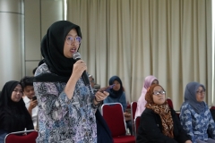 Peserta memberikan pertanyaan kepada narasumber pada acara The Public Lecture on “Borneo Mammals” di Ruang Seminar lantai 3 menara 1 UNAS, Senin (16/9)