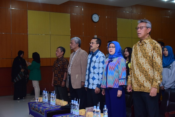 Dekan FISIP, dosen, dan pembicara saat menyanyikan lagu indonesia raya dalam acara kuliah umum HI
