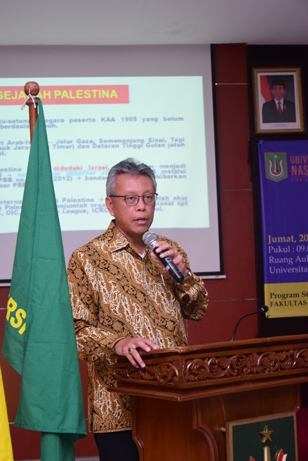 Drs. Andy Rachmianto, M.Phill selaku pembicara materi mengenai Palestina dalam kegiatan kuliah umum HI
