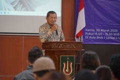 Wakil Rektor Bidang Akademik, Kemahasiswaan, dan Alumni Unas, Dr. Suryono Efendi, S.E., M.B.A., M.M. sedang memberikan sambutannya dalam pembukaan Kuliah Umum Prodi HI "Indonesia dan Tantangan Keamanan di Kawasan Indo-Pasifik"