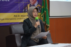 Moderator, Dr. Irma Indrayani, M.Si. sedang memandu jalannya Kuliah Umum Prodi HI "Indonesia dan Tantangan Keamanan di Kawasan Indo-Pasifik"