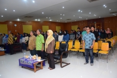 peserta seminar menyanyikan lagu indonesia raya