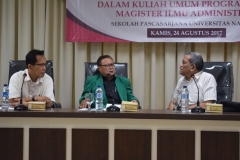 Dr Rusman (kiri), Drs Firdaus Syam (tengah) dan Dr Murakhman(kanan) sedang berbincang dalam kuliah umum