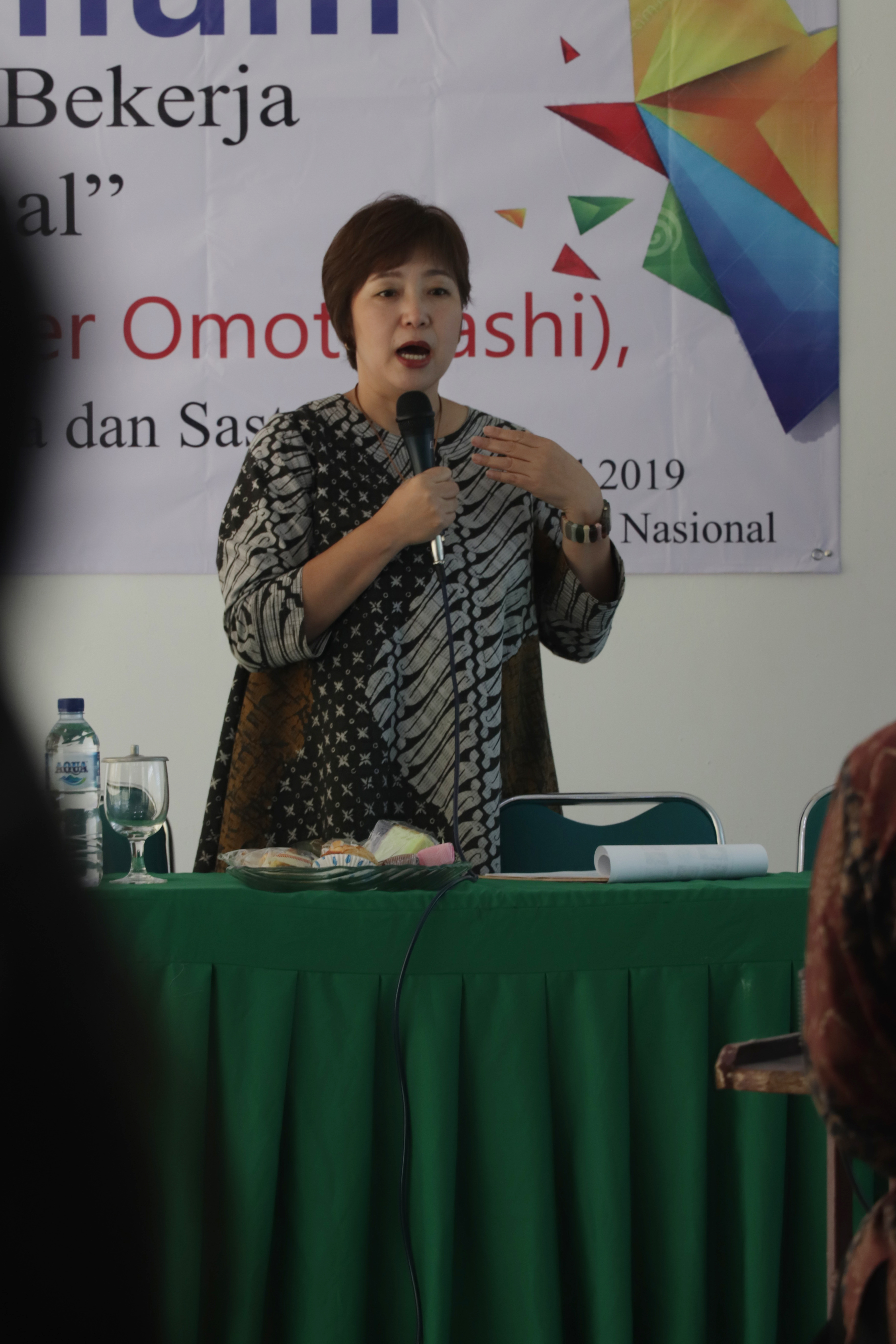 Trainer Omotenashi  Jepang, Reiko Ishikawa saat memberikan materi dihadapan peserta kuliah umum di ruang seminar UNAS, Jakarta, Sabtu (6/4)