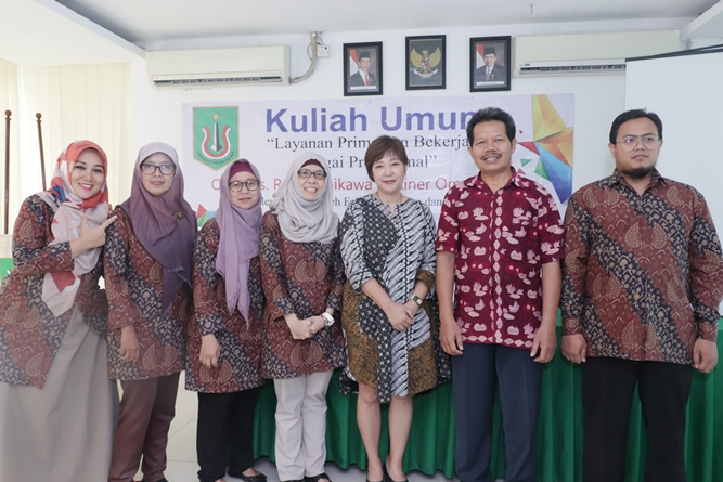 Foto bersama para narasumber, Dekan, Dosen fakultas bahasa sastra UNAS, di ruang seminar UNAS, Jakarta, Sabtu (6/4)