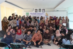 Foto bersama para narasumber, Dekan, Dosen, dan mahasiswa setelah acara kuliah umum dengan tema "Layanan Prima dan Bekerja Sebagai Profesional" selesai digelar. Jakarta, Sabtu (6/4)