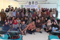 Foto bersama para narasumber, Dekan, Dosen, dan mahasiswa setelah acara kuliah umum dengan tema "Layanan Prima dan Bekerja Sebagai Profesional" selesai digelar. Jakarta, Sabtu (6/4)