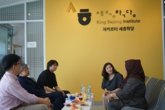 Delegasi Daegu Catholic University (DCU) Korea berbincang di kantor KSI gedung Universitas Nasional, Kamis (2/5)