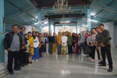 Foto bersama dosen dan mahasiswa Prodi Ilmu Komunikasi dengan Sultan Cirebon dalam kunjungan ke Keraton Kanoman, Kota Cirebon, Rabu,  08 Februari 2023