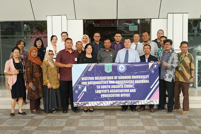 Foto bersama seluruh delegasi Guangxi University for Nationalities, China  dan Universitas Nasional serta pimpinan Pengadilan Negeri Jakarta Selatan pada selasa (27/8)