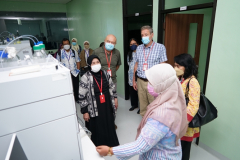 Rombongan Unas dan Rutgers University saat mengunjungi laboratorium di BRIN, Bogor, Rabu, 29 Juni 2022