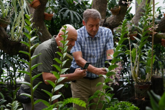 Prof. Dr. Ilya Raskin (kanan) dan Prof. Vyacheslav Dushenkov Ph.D. (kiri) saat mendokumentasikan salah satu tumbuhan yang ada di Kebun Raya Bogor