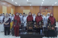 Menyanyikan lagu wajib Indonesia Raya dan Mars UNAS dalam kegiatan Kunjungan SMPN 3 Nusawungu Cilacap yang dilaksanakan di Aula Blok I Lt.IV, Selasa, 5 Maret 2024.