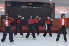 Penampilan dance dari prodi Sastra Korea dalam kegiatan campus tour di Aula Blok I Lt.IV, Selasa, 5 Maret 2024.