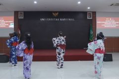 Penampilan dance dari prodi Sastra Jepang dalam kegiatan campus tour di Aula Blok I Lt.IV, Selasa, 5 Maret 2024.