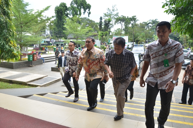 Dr. H. Fadli Zon, S.S., M.Sc. (Wakil Ketua DPR RI) tiba di Universitas Nasional (2)