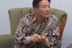 Bapak Yi Sun Hyeong dari yayasan korindo sedang berbicara