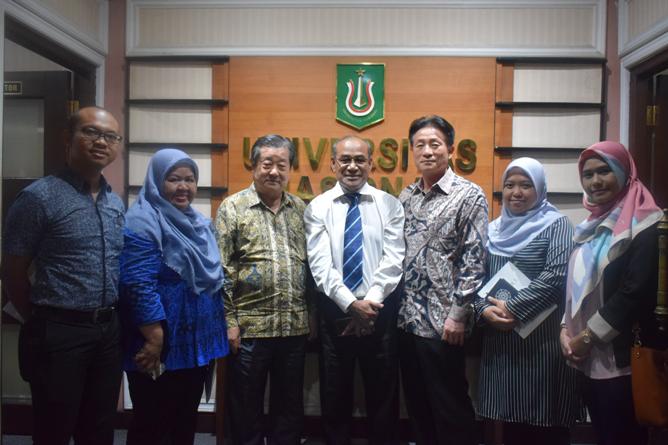 foto bersama Rektor UNAS, tamu dari yayasan korindo, dan direktur dan wadir abanas