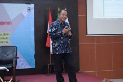 presentasi materi oleh Kepala Biro Kemahasiswaan Unas, Kamaruddin Salim, S.Sos., M.Si.
